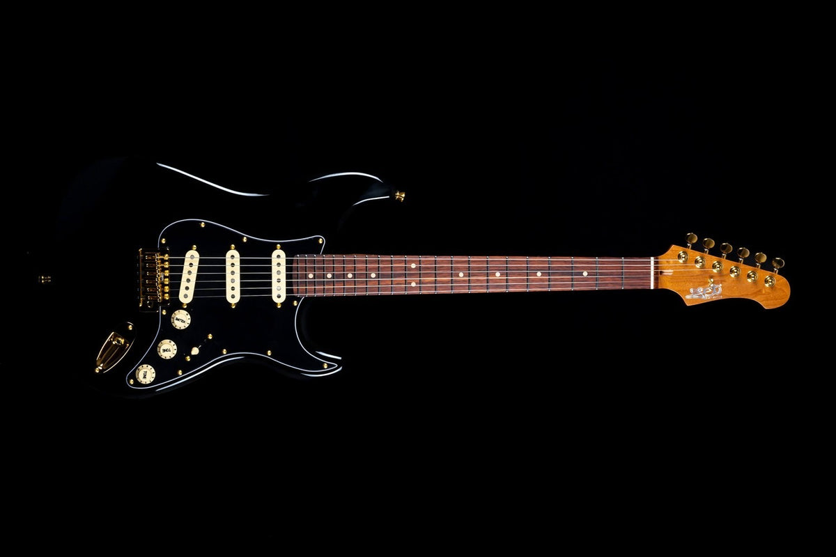 JET Guitars JS-380 BK G – elektrische gitaar – S-'plus' stijl SSS Alnico V Goud hardware Zwart, Rozenh. FB