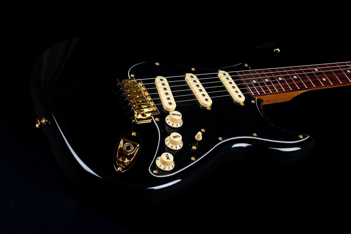 JET Guitars JS-380 BK G – elektrische gitaar – S-'plus' stijl SSS Alnico V Goud hardware Zwart, Rozenh. FB