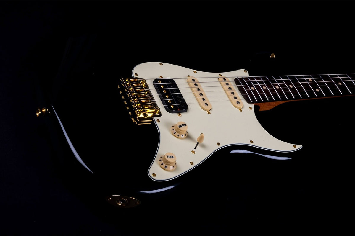 JET Guitars JS-480 BK G – elektrische gitaar – S-stijl HSS Zwart/Goud hardware, palissander toets