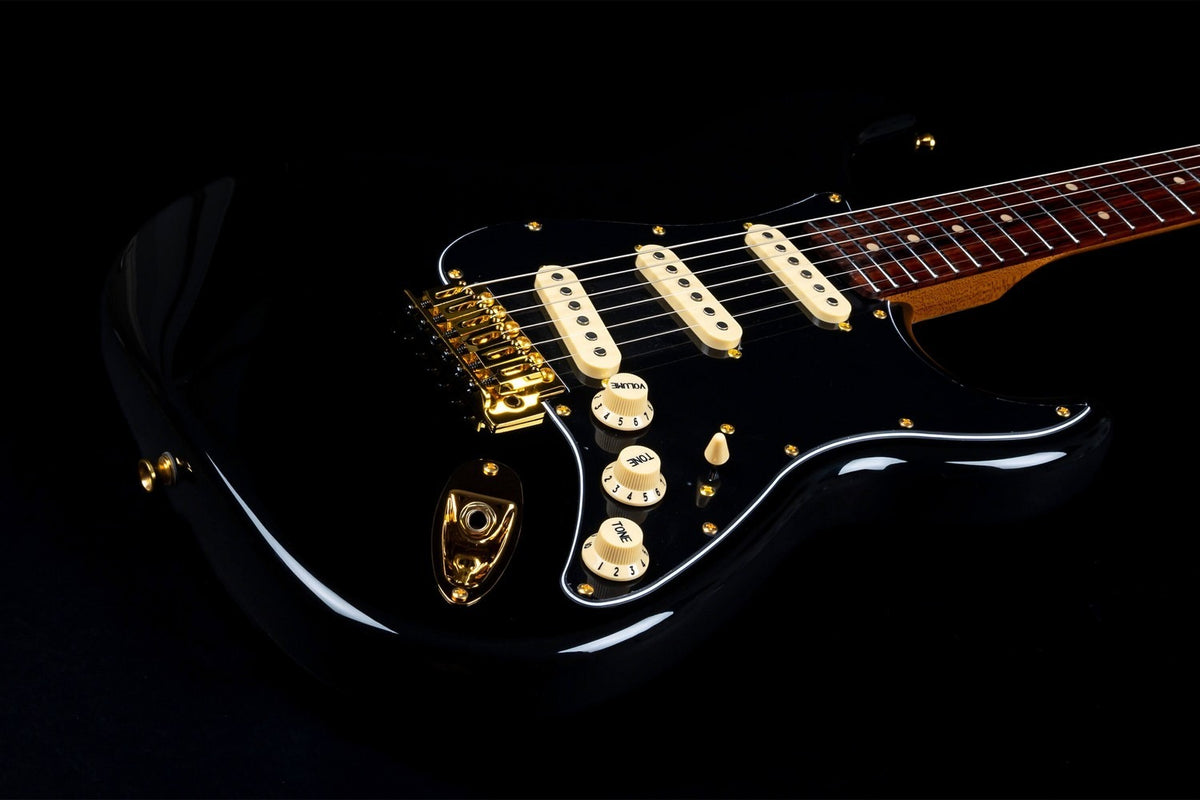 JET Guitars JS-380 BK G – elektrische gitaar – S-'plus' stijl SSS Alnico V Goud hardware Zwart, Rozenh. FB
