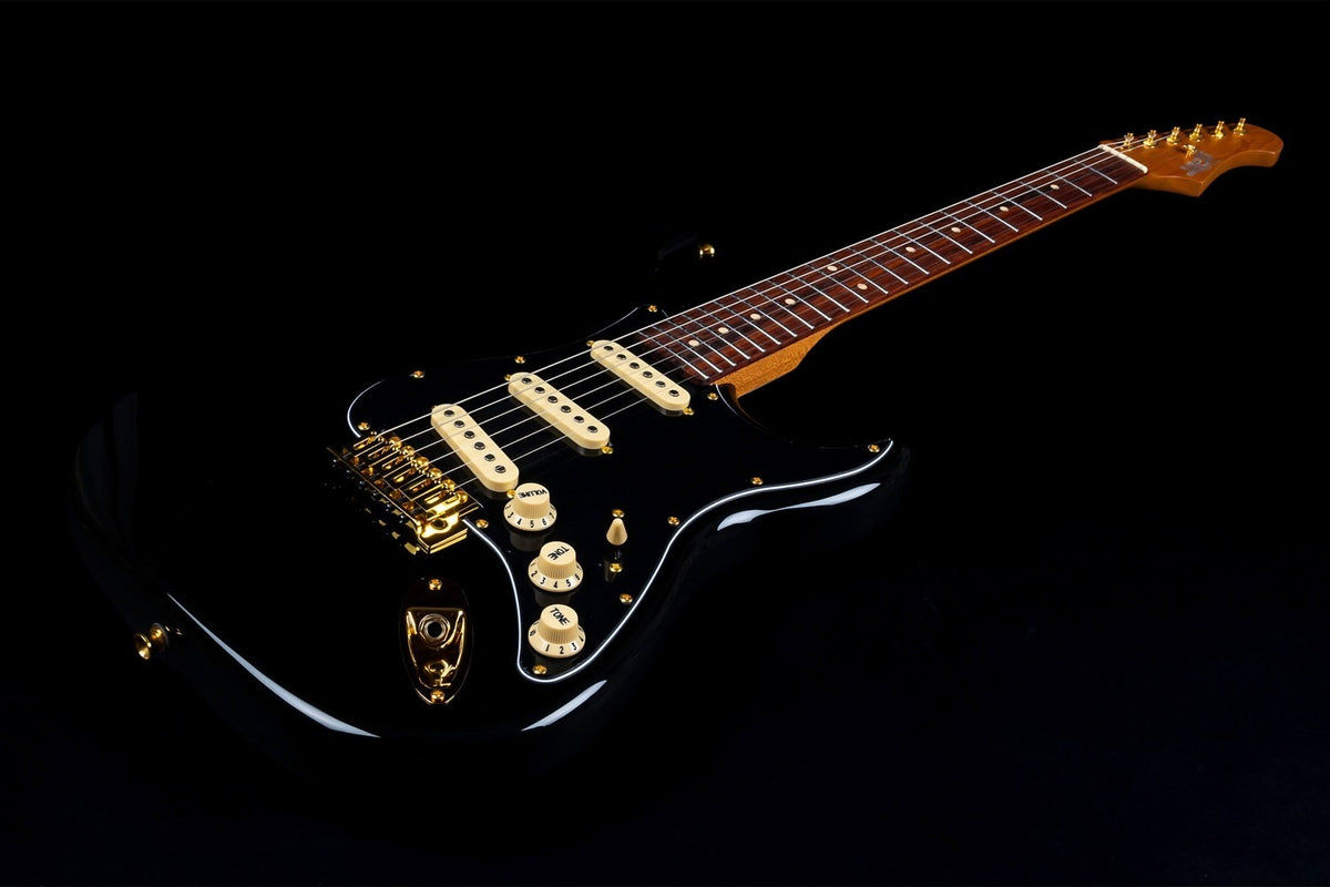 JET Guitars JS-380 BK G – elektrische gitaar – S-'plus' stijl SSS Alnico V Goud hardware Zwart, Rozenh. FB