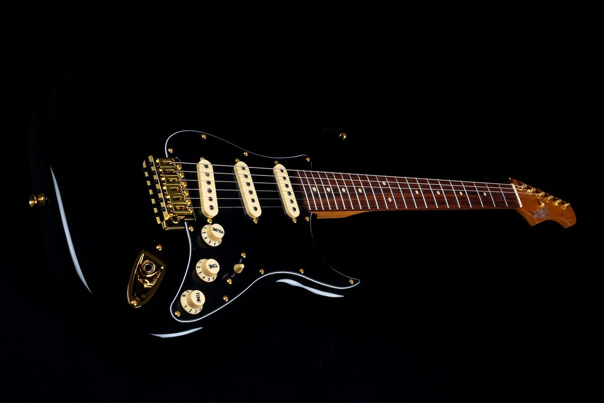 JET Guitars JS-380 BK G – elektrische gitaar – S-'plus' stijl SSS Alnico V Goud hardware Zwart, Rozenh. FB