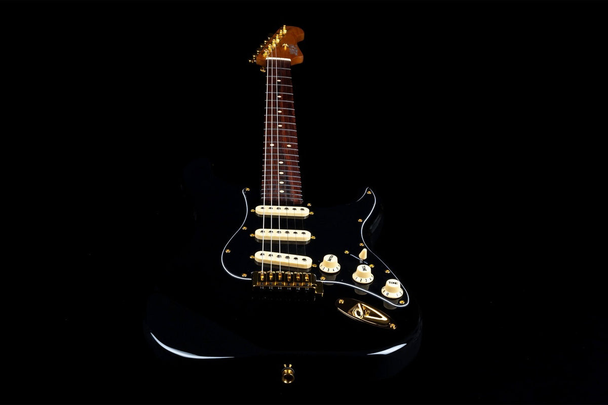 JET Guitars JS-380 BK G – elektrische gitaar – S-'plus' stijl SSS Alnico V Goud hardware Zwart, Rozenh. FB
