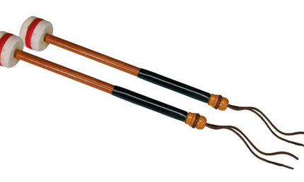 marching bass drum mallets, hard felt head (5,5 cm.) with stripe, pair, wooden shaft (30 cm.)