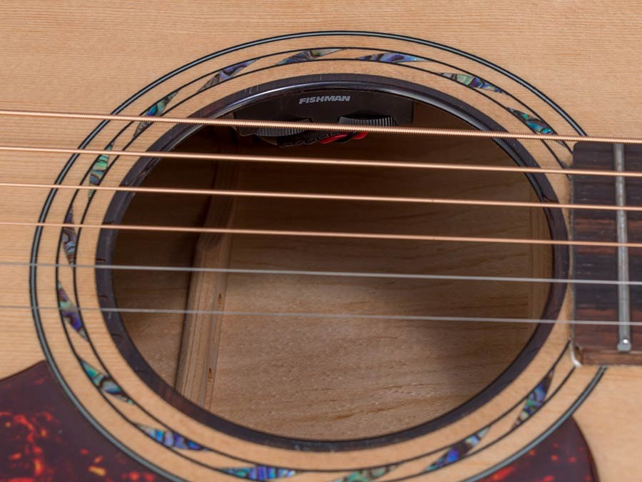 jumbo guitar with solid spruce top, maple b&s, amara ebony fb, with deluxe gigbag and wooden stand