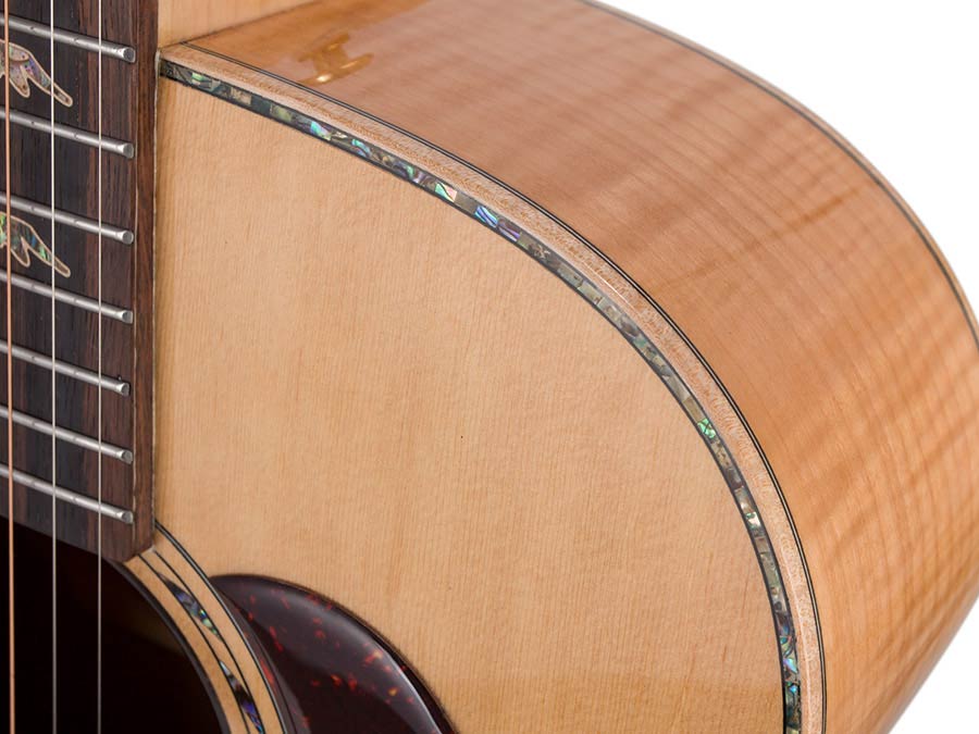 jumbo guitar with solid spruce top, maple b&s, amara ebony fb, with deluxe gigbag and wooden stand