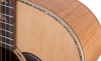 jumbo guitar with solid spruce top, maple b&s, amara ebony fb, with deluxe gigbag and wooden stand