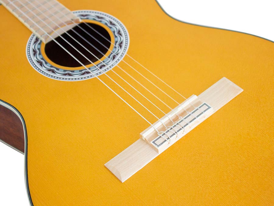 Valencia: Klassieke gitaar 4/4, sitka spar & mahonie, geel