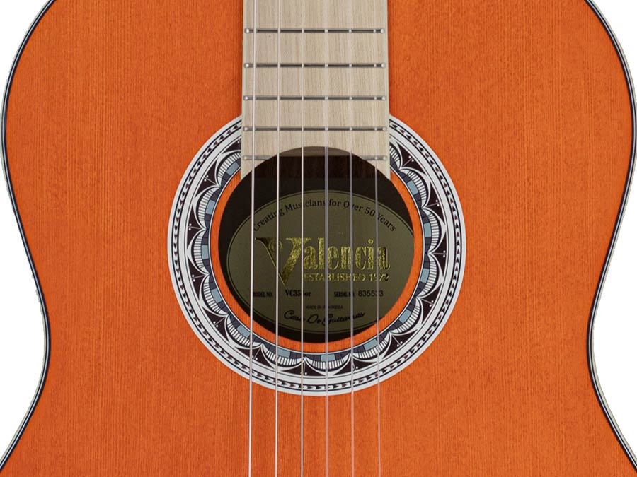 Valencia: Klassieke gitaar 4/4, hybride hals, sitka spar & mahonie, oranje